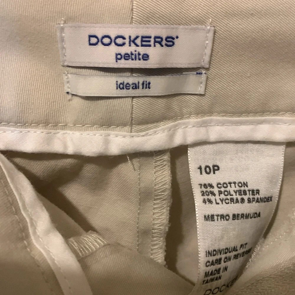 Dockers Size 10P Ideal Fit Khaki Shorts - Picture 2 of 7